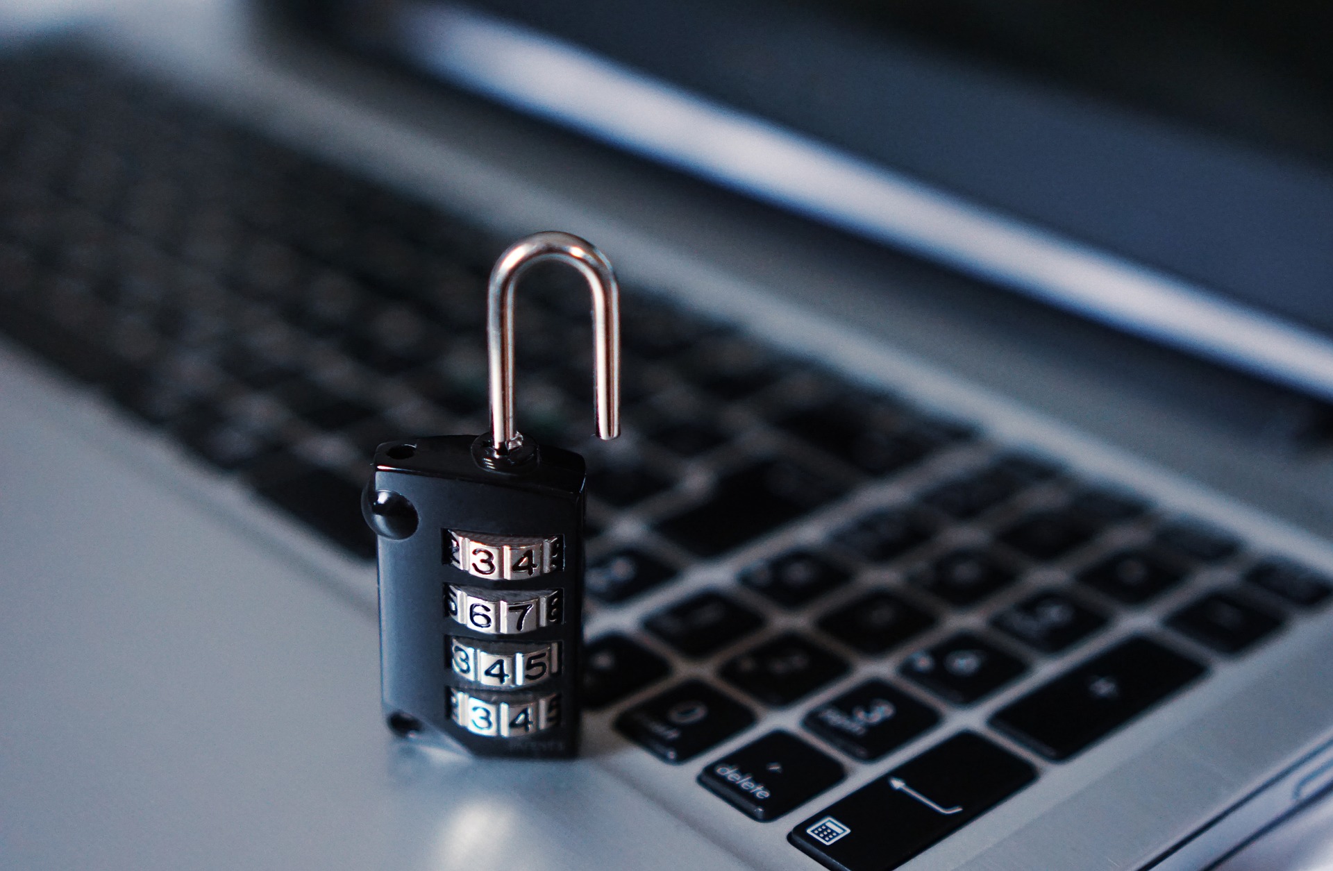 Symbolfoto IT-Sicherheit und Cybersecurity, Ein Schloss auf einem Laptop