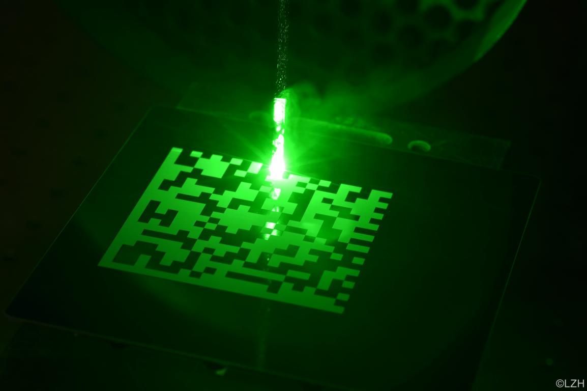 Ein Laser graviert einen QR-Code in eine Oberfläche
