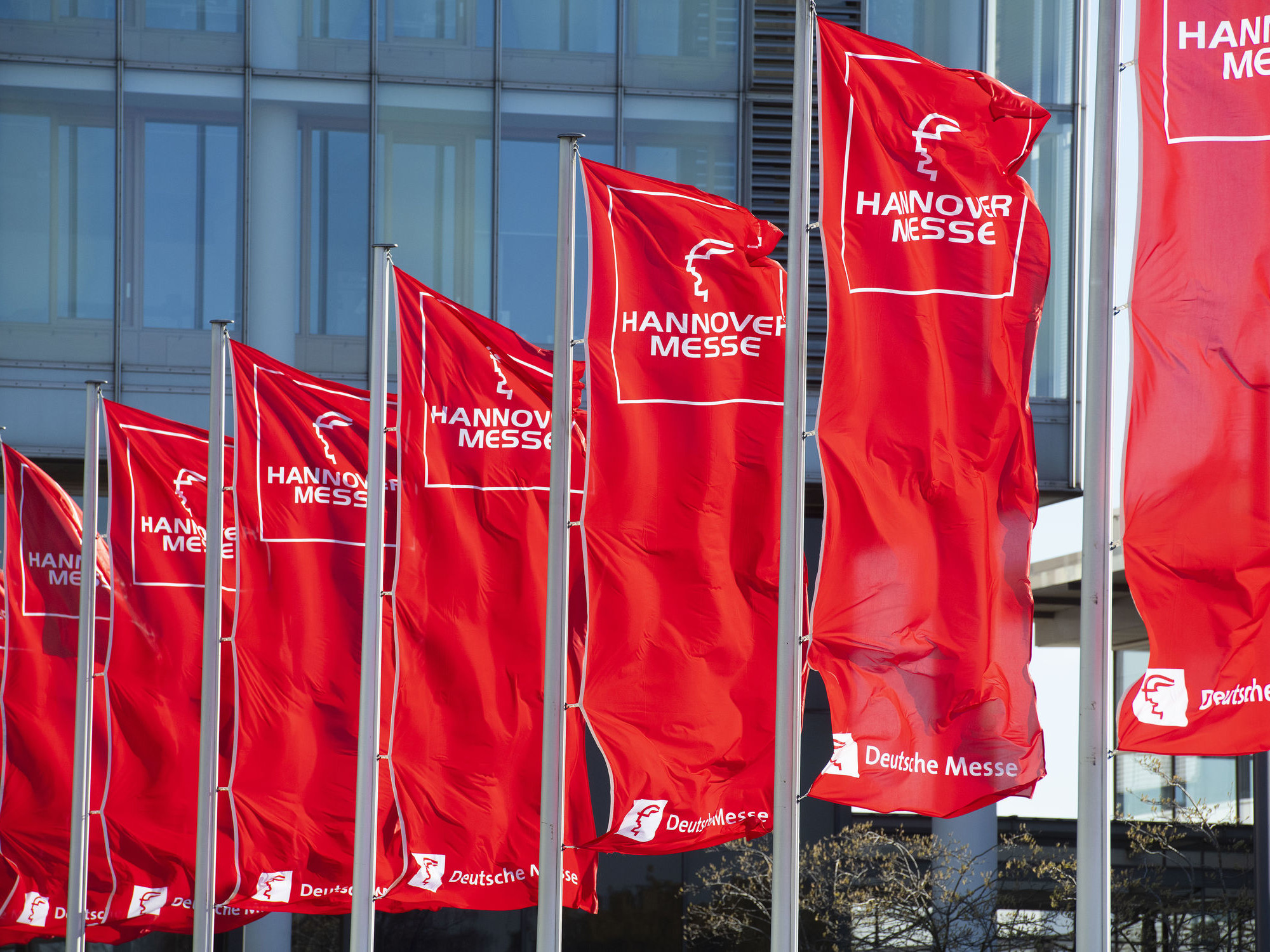 Hannover Messe Kooperationsbörse Eingangsbereich mit Flaggen