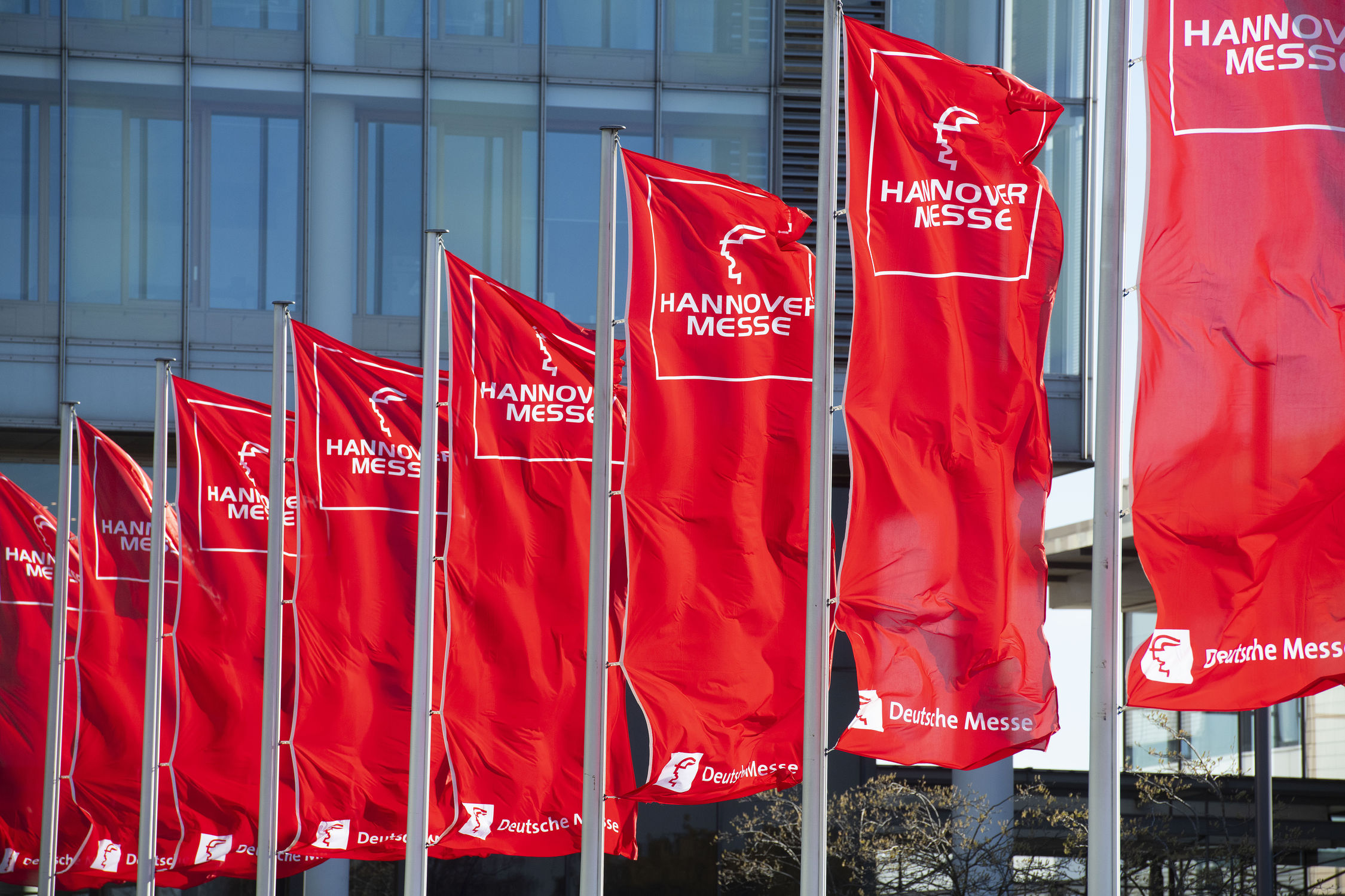 Hannover Messe Kooperationsbörse Eingangsbereich mit Flaggen