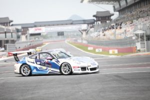 Porsche Rennwagen auf Rennstrecke
