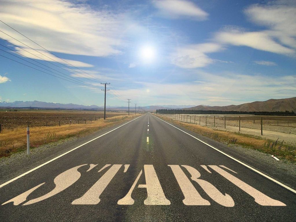 Symbolbild Straße Richtung Horizont mit aufgemaltem Schriftzug "Start"