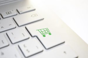 Symbolfoto Onlineshopping: Tastatur mit Einkaufswagen-Symbol auf der Enter-Taste