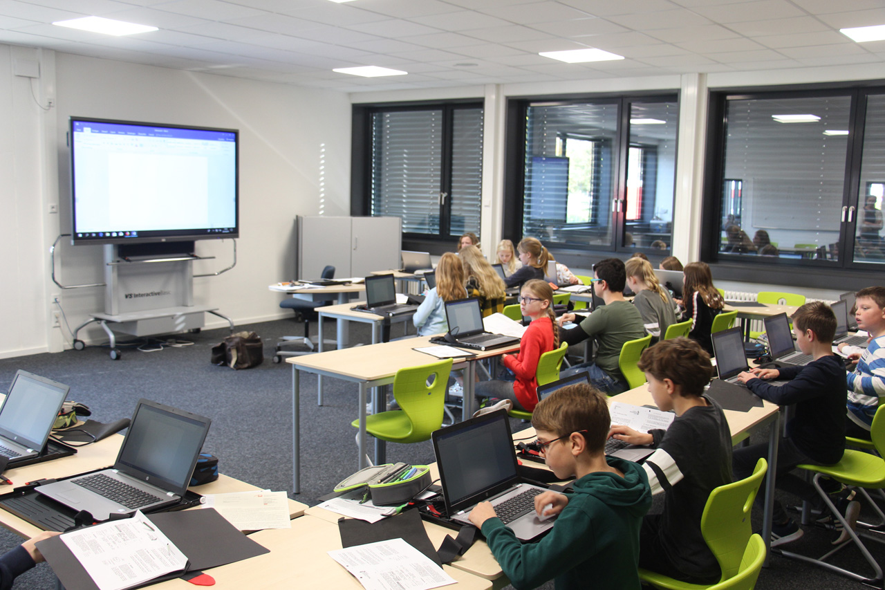 Eine Unterrichtssituation am Gymnasium Marianum in Meppen mit Unterstützung digitaler Medien.