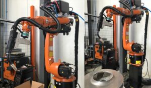 Collage aus zwei Bildern von Industrierobotern in einer Produktionshalle.