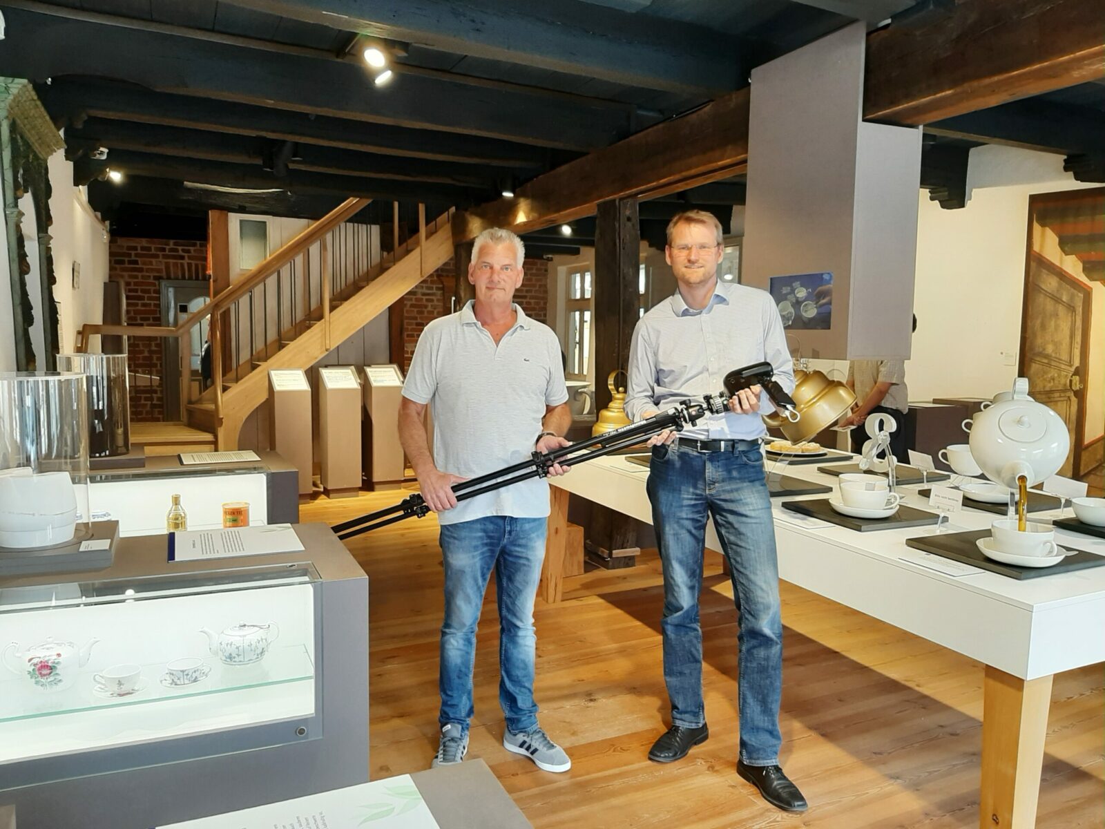 Dr. Matthias Stenger, Museumsleiter Ostfriesisches Teemuseum Norden und Jens Briese, Geschäftsführer 3D BLICKWINKEL Briese GmbH im Teemuseum mit der genutzten Kameratechnik nach Durchführung der 3D-Aufnahmen.