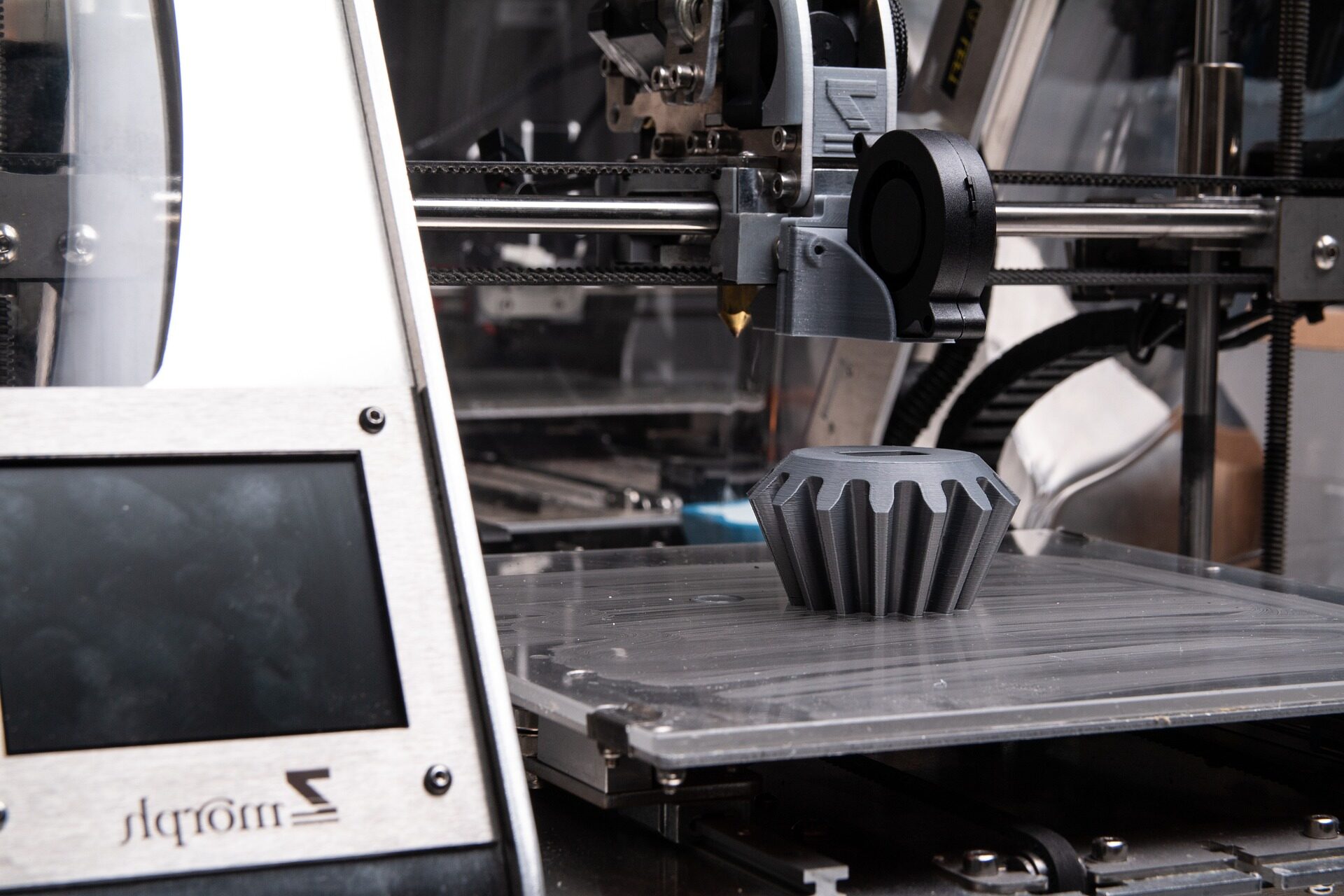 In einem 3D-Drucker entsteht ein Werkstück in Form eines Zahnrades.