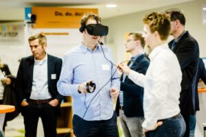 Personen testen Virtual Reality Equipment
