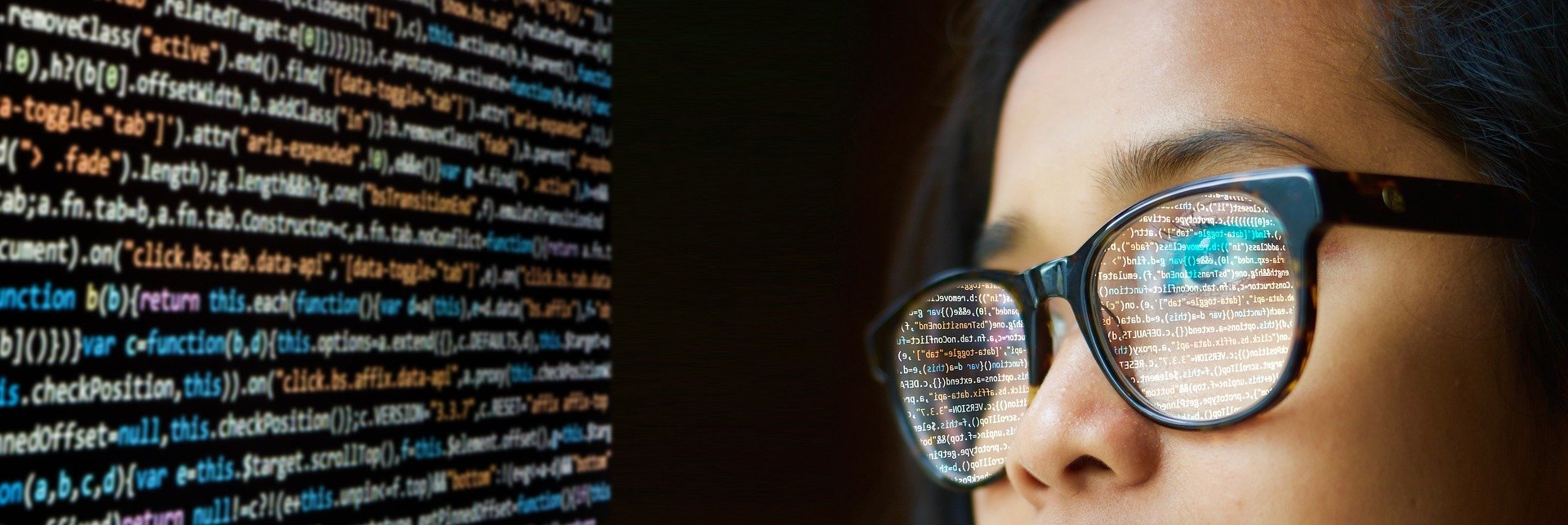 Frau blickt auf Programmiercode, der sich in ihrer Brille spiegelt.