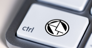 Ein E-Mail-Symbol auf der Control-Taste einer Tastatur