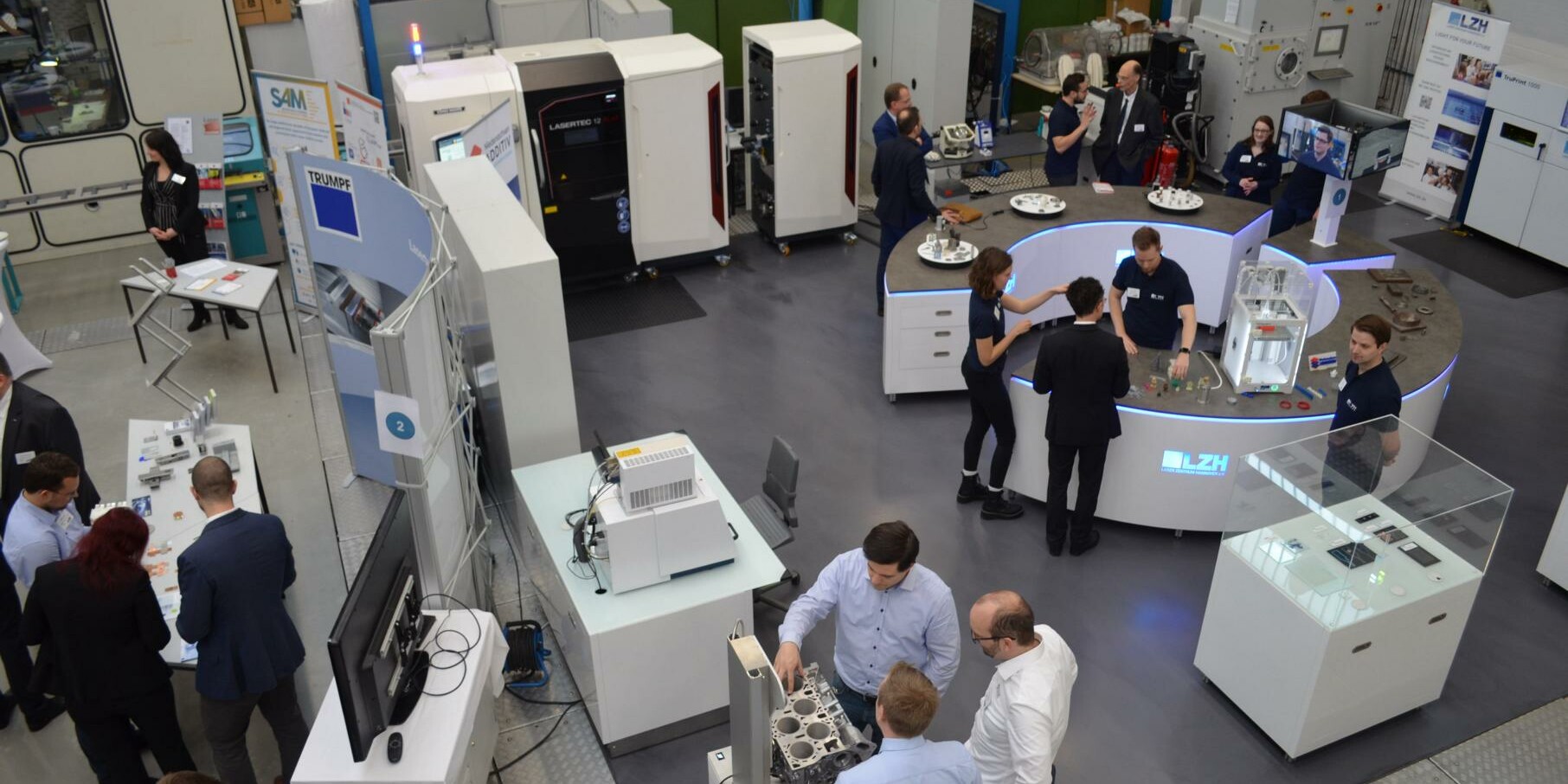 Blick auf diverse 3D-Drucker im Laser Zentrum Hannover.