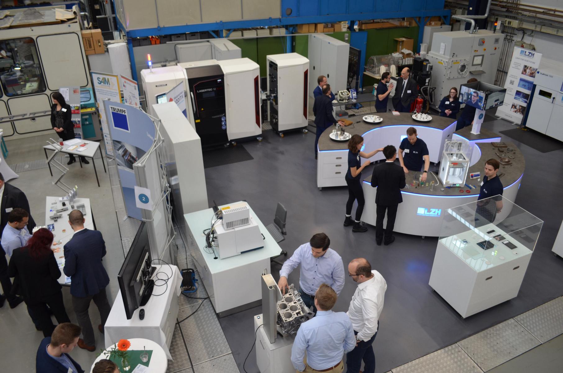 Blick auf diverse 3D-Drucker im Laser Zentrum Hannover.