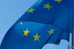 Europaflagge im Wind vor blauem Himmel.