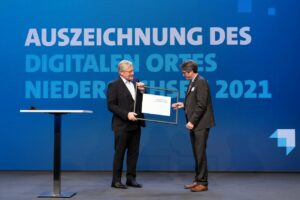 Dr. Bernd Althusmann überreicht die Auszeichnung Digitaler Ort des Jahres bei der Techtide 2021.