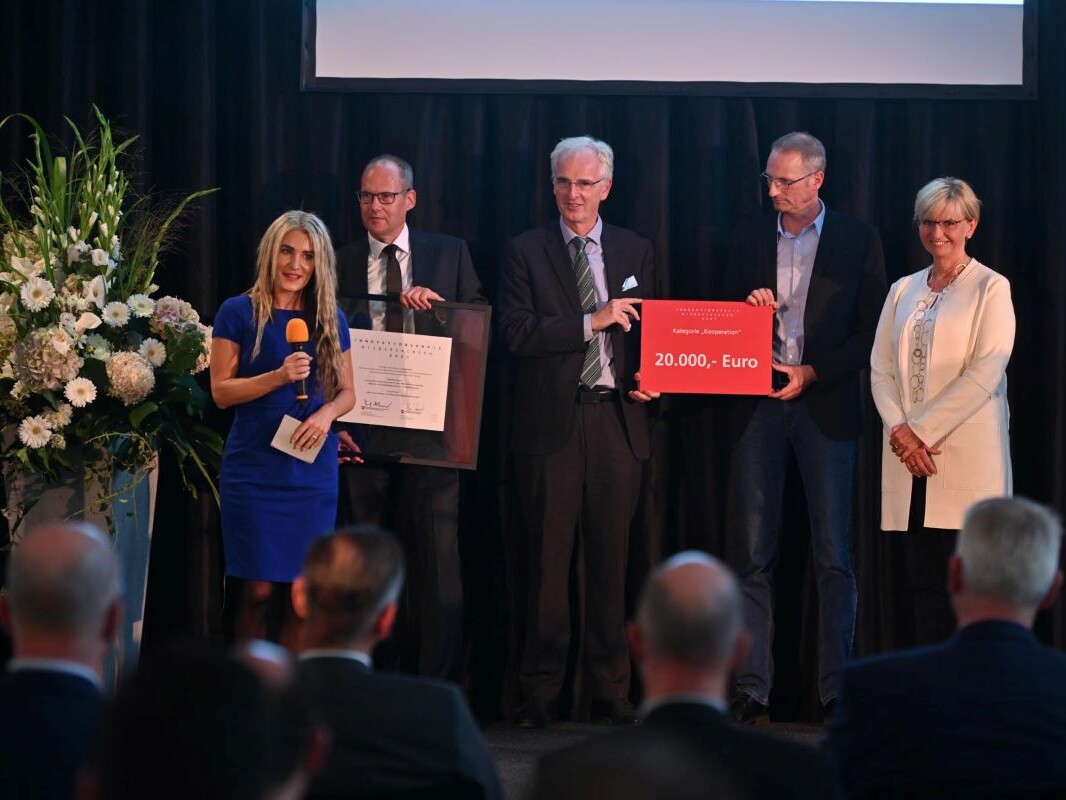 Das Projekt Robokind bei der Preisverleihung des Innovationspreises Niedersachsen 2021 auf der Bühne.