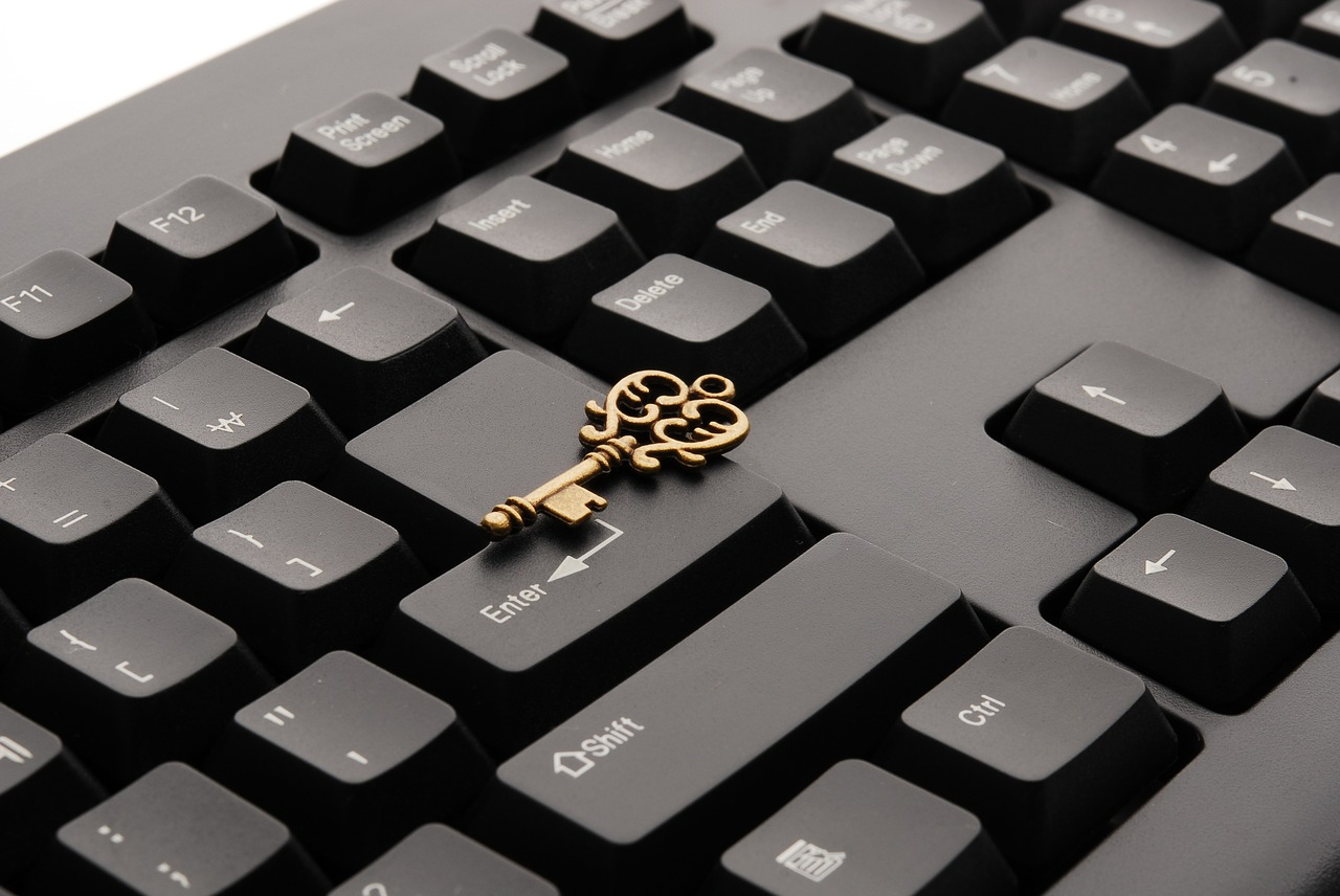 Ein goldener Schlüssel liegt auf einer Computertastatur.