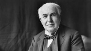 Berühmtes Schwarz-weiß-Foto von Thomas Edison auf einem Stuhl.