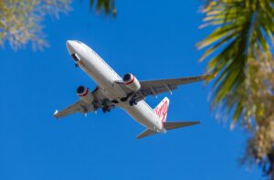 Eine Maschine der Virgin Airlines in der Luft vor blauem Himmel.