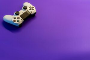 Ein Playstation-Controller auf einer lila Oberfläche