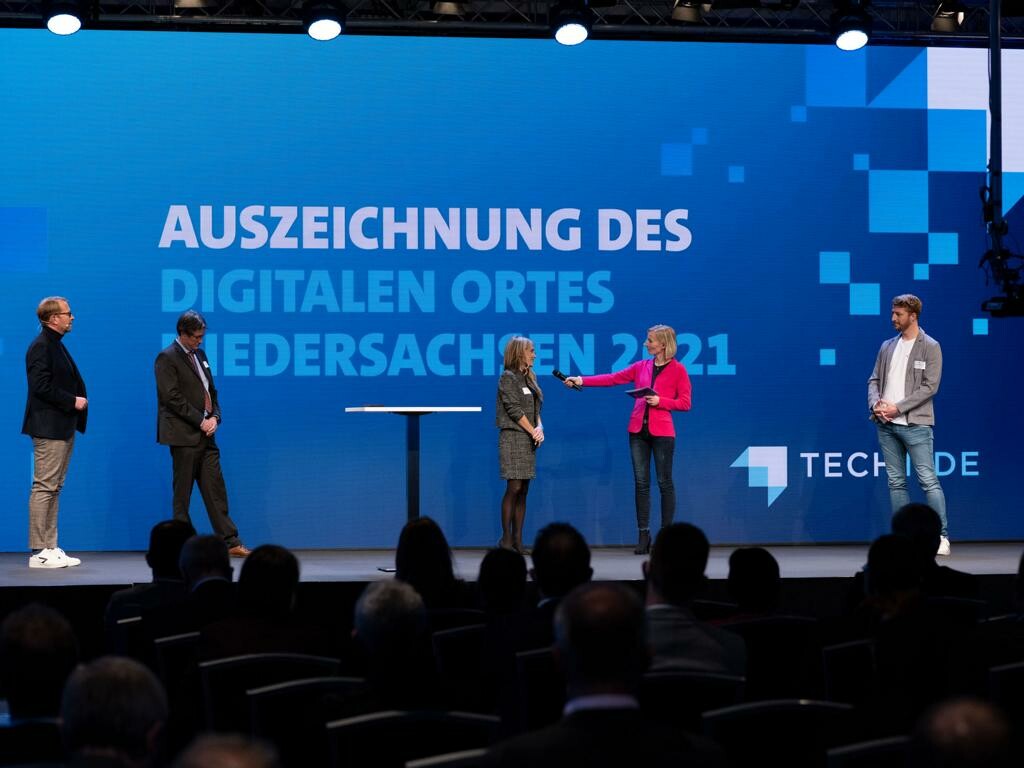 Preisverleihung des Digitalen Ortes 2021 in Hannover mit mehreren Personen auf der Bühne.