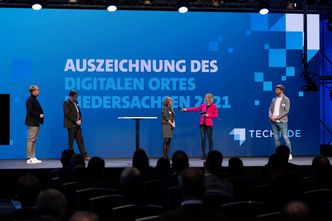 Preisverleihung des Digitalen Ortes 2021 in Hannover mit mehreren Personen auf der Bühne.