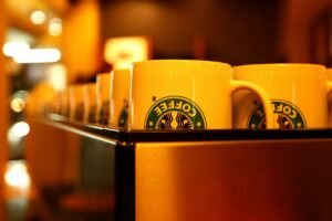 Ablage mit umgedrehten Kaffebechern in einer Filiale von Starbucks.