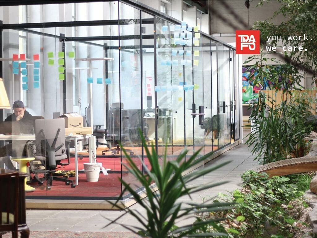 Blick in den TRAFO Hub mit abgetrennten Büros und Co-Working-Spaces.