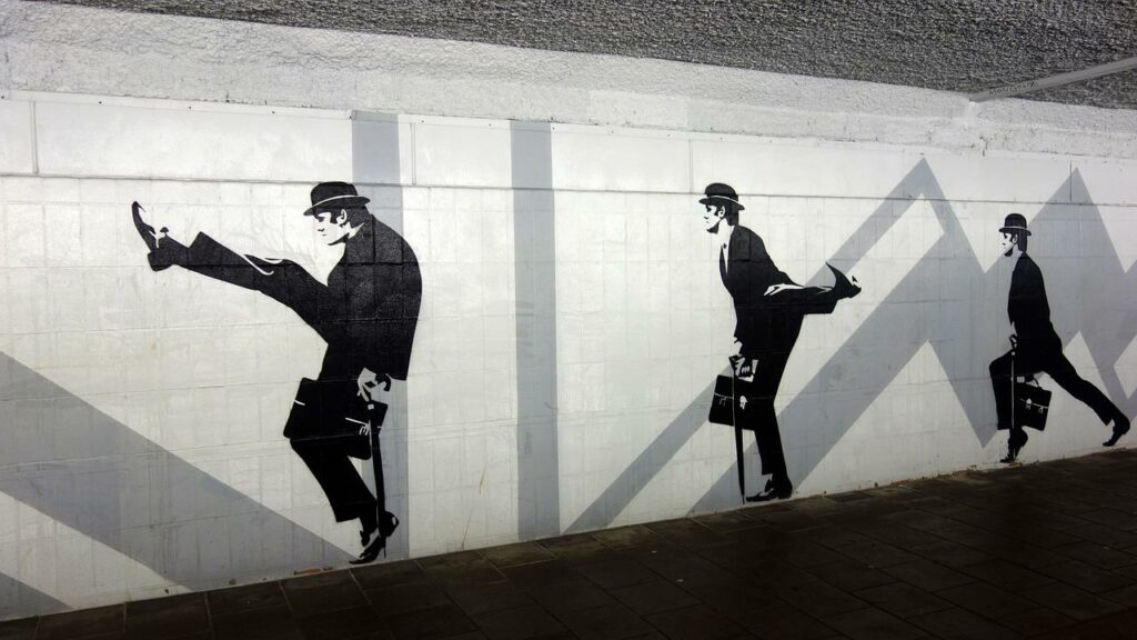 Graffiti von John Cleese und seinem Silly Walk.