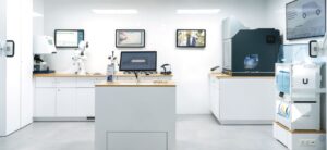 Ansicht der Mobilen Fabrik der Roadshow Digitale Produktion mit Bildschirmen und 3D-Druckern.