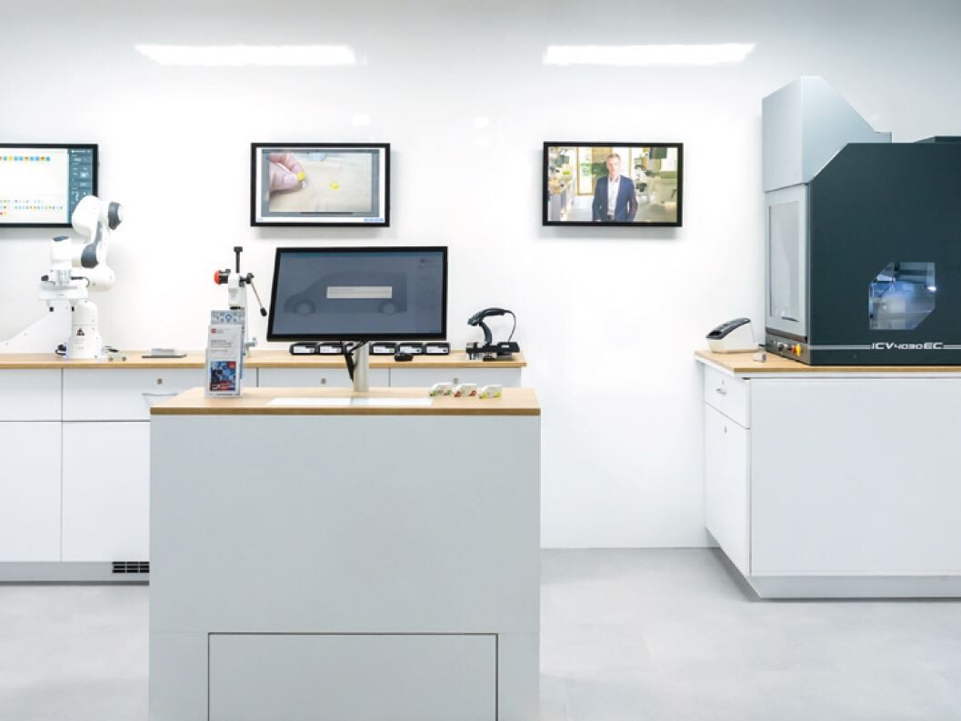 Ansicht der Mobilen Fabrik der Roadshow Digitale Produktion mit Bildschirmen und 3D-Druckern.