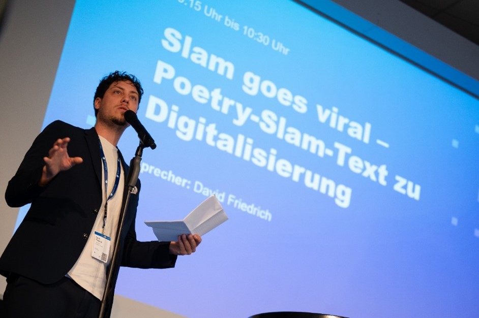 Poetry-Slammer David Friedrich auf der Bühne bei der Techtide 2022