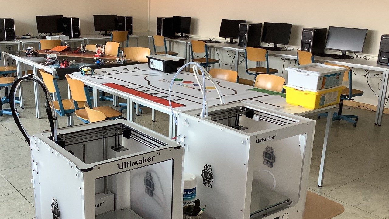 Klassenraum mit Computern, 3D-Druckern und Lego-Robotern an der LWS Oberschule Ostercappeln.
