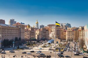 Blick auf einen belebten Platz in Kiew.