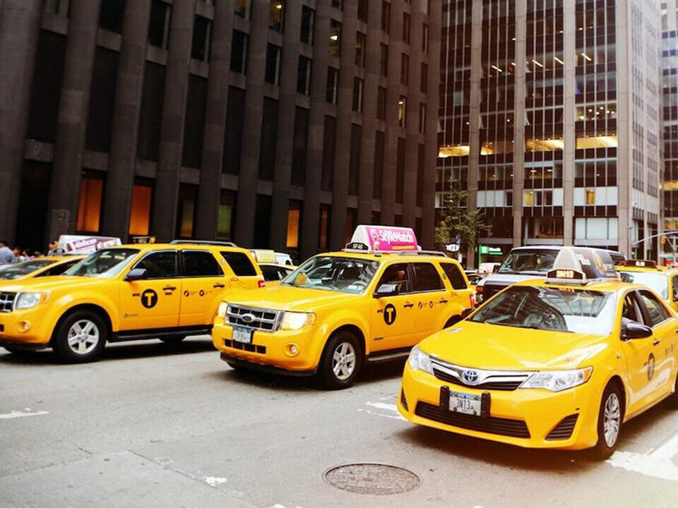 Die Straßen von New York City mit Taxis im Vordergrund.