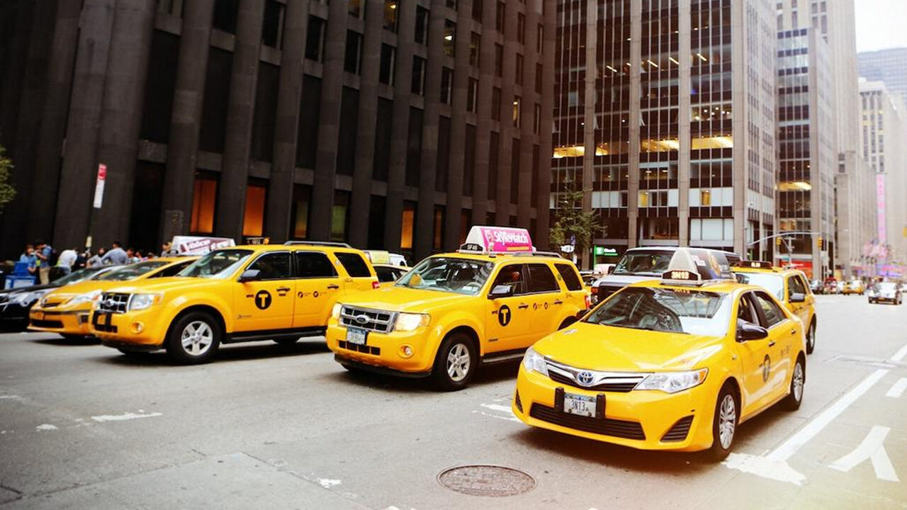Die Straßen von New York City mit Taxis im Vordergrund.