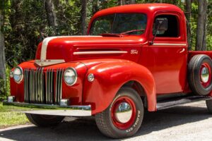 Ein alter, roter Pick-up-Truck von Ford.
