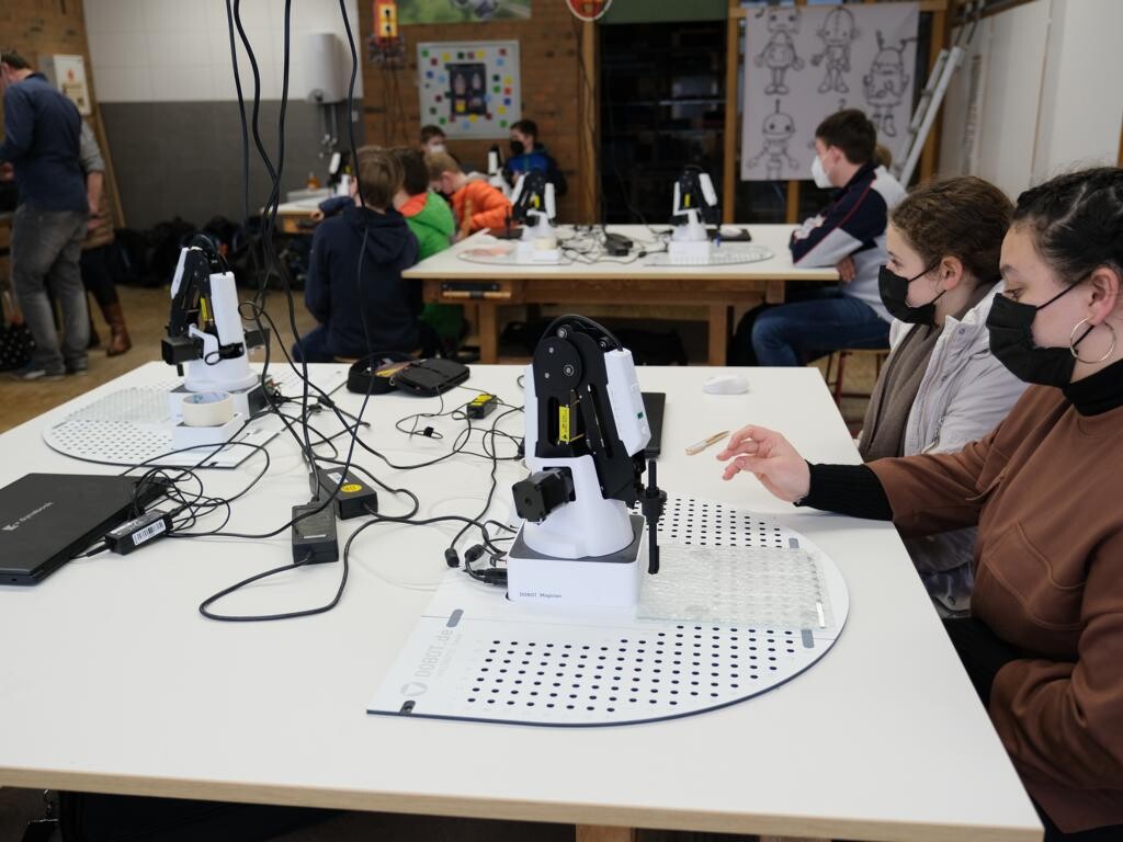Schülerinnen und Schüler beim Training des Schülerforschungszentrum im Technikum der Oberschule Bissendorf.