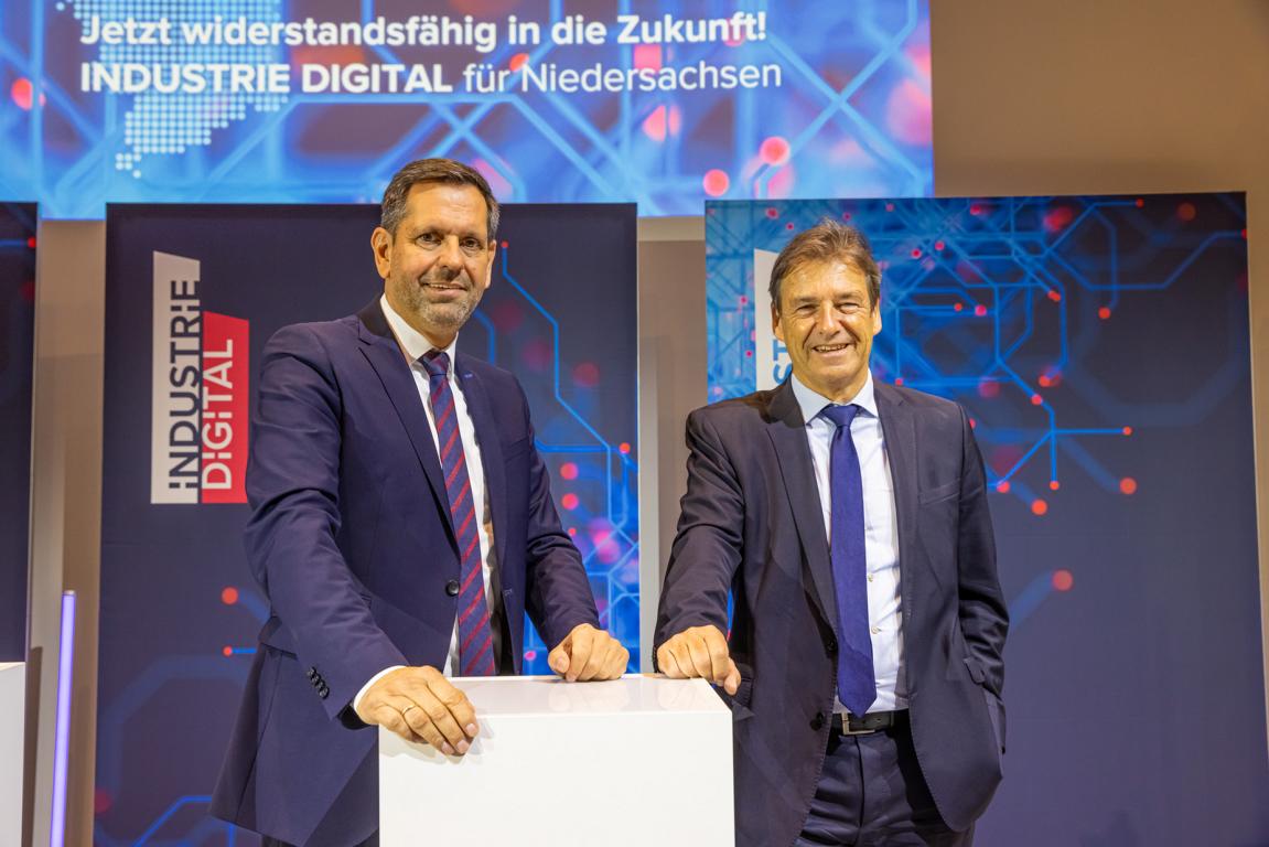 Der Niedersächsische Minister für Wirtschaft, Verkehr, Bauen und Digitalisierung Olaf Lies (links im Bild) zusammen mit Dr. Volker Schmidt, dem Hauptgeschäftsführer von NiedersachsenMetall (rechts im Bild)