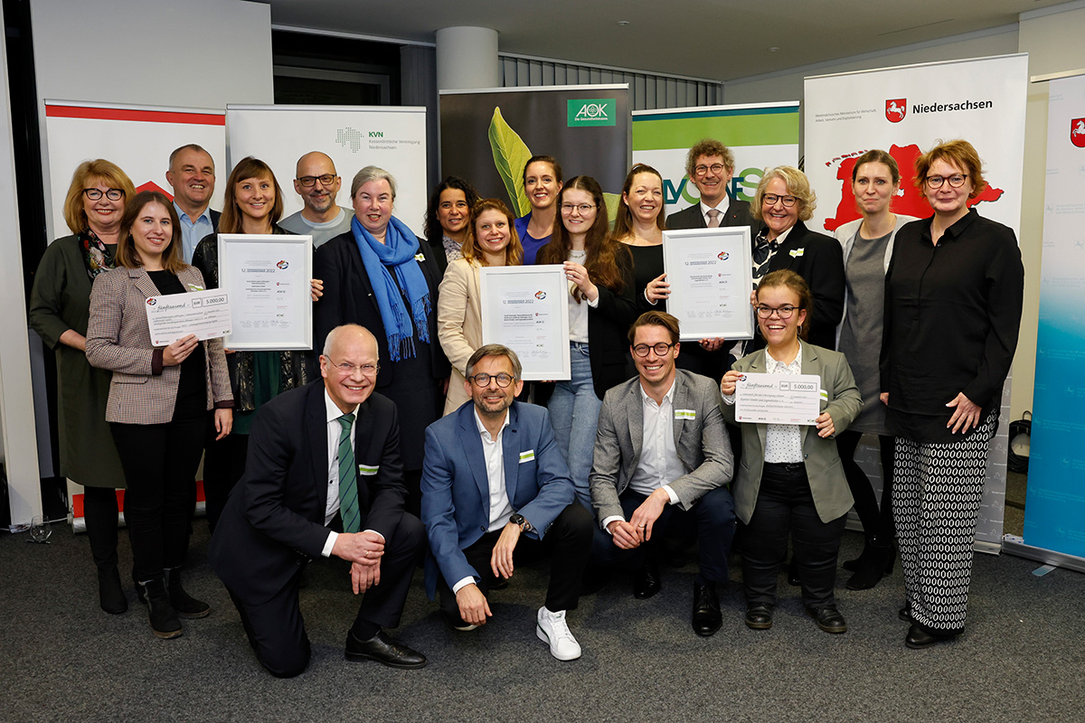 Die Preisträger/-innen des Niedersächsischen Gesundheitspreises 2022 posieren für ein Gruppenfoto mit Gesundheitsministerin Daniela Behrens (Bild: Lars Kaletta)