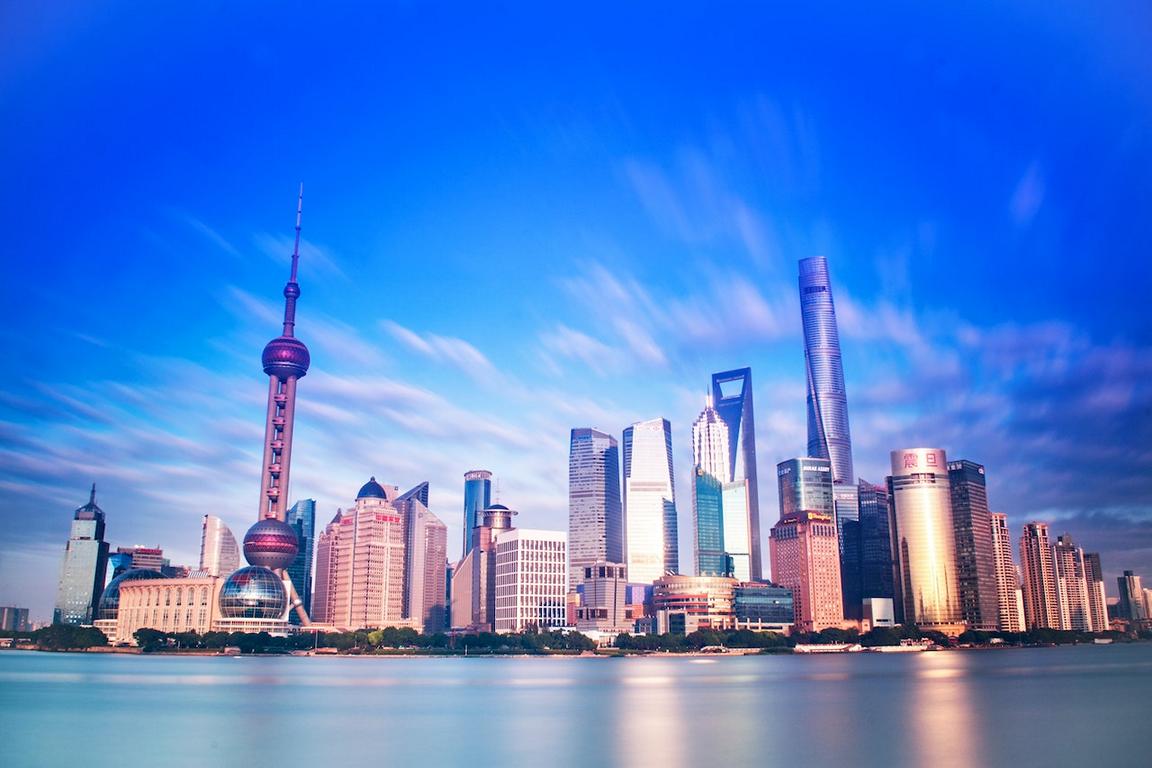 Die Skyline von Shanghai vor einem nahezu blauen Himmel.