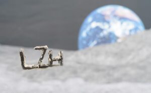 Schriftzug LZH auf dem Mond mit Blick auf die Erde.