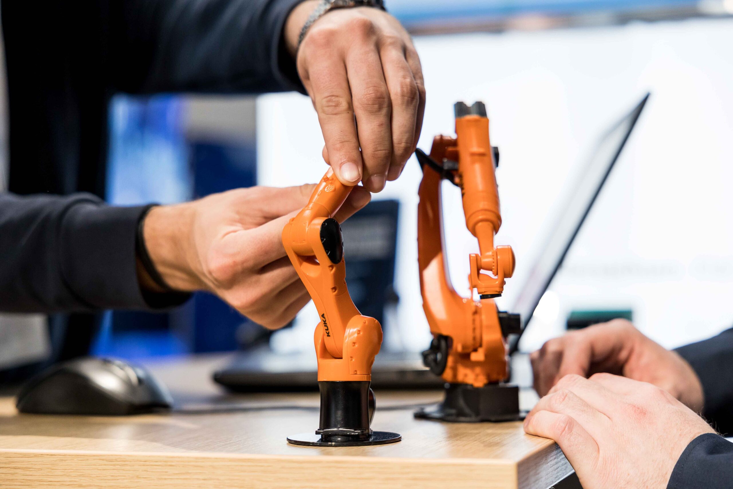 Roboterarme bei der Hannover Messe 2023 am Stand der Digitalagentur Niedersachsen.