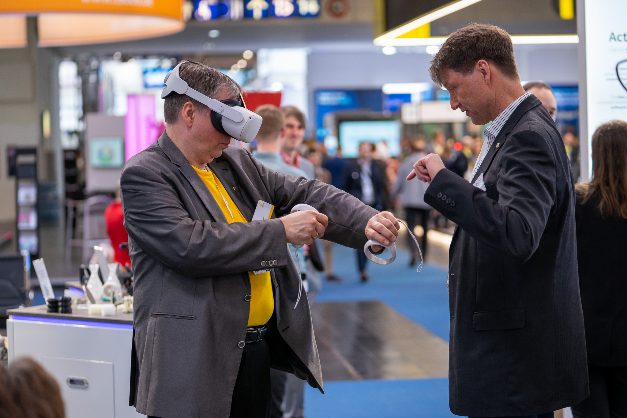 Ein Mann mit VR-Brille bei der Hannover Messe 2023 am Stand der Digitalagentur Niedersachsen.