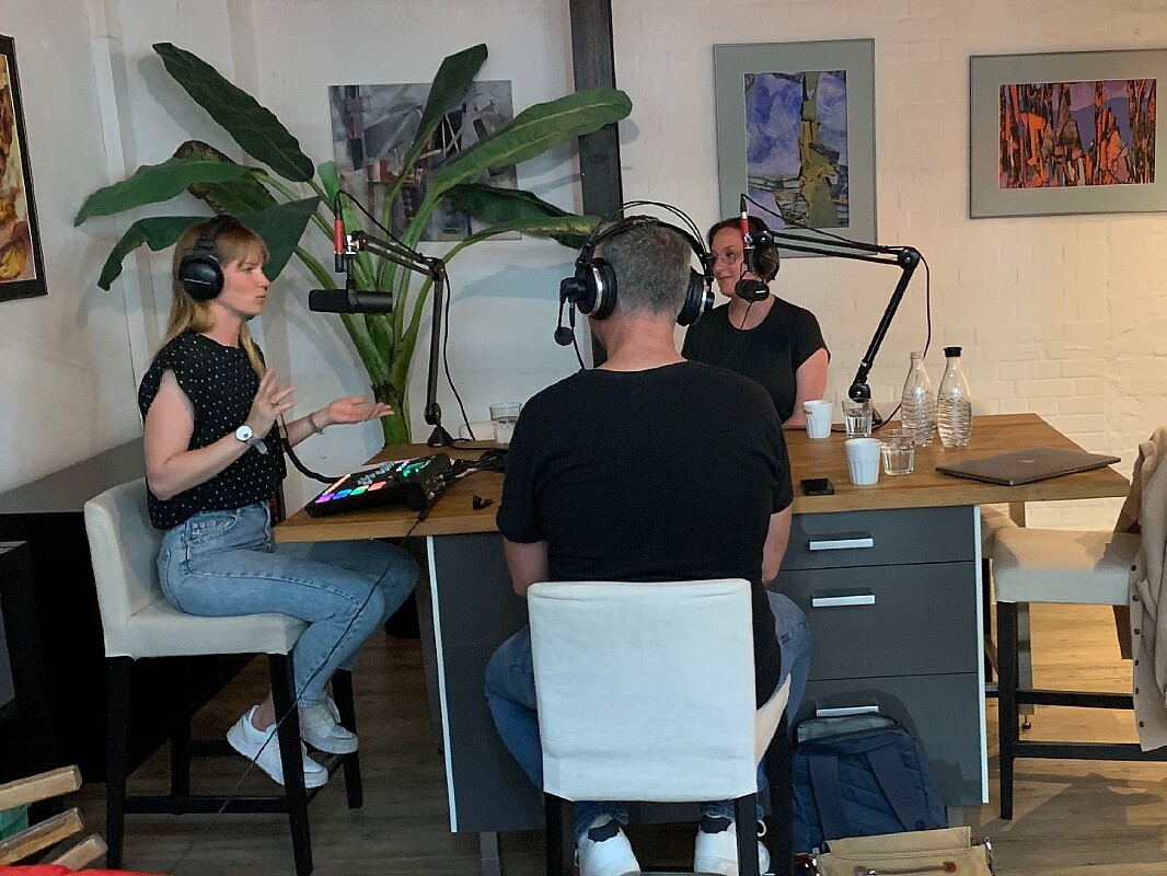 Henrike Lüssenhop beim Podcast im Gespräch mit Carina Wente und Thomas Pleiter.
