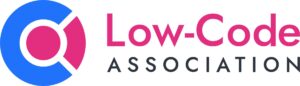 Logo der Low Code Association in Magenta, Blau und Schwarz.