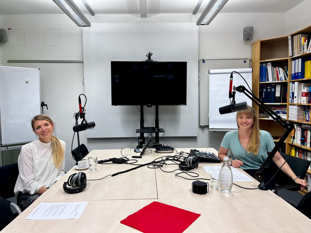 Henrike Lüssenhop und Cynthia Steenken im Gespräch beim Podcast.