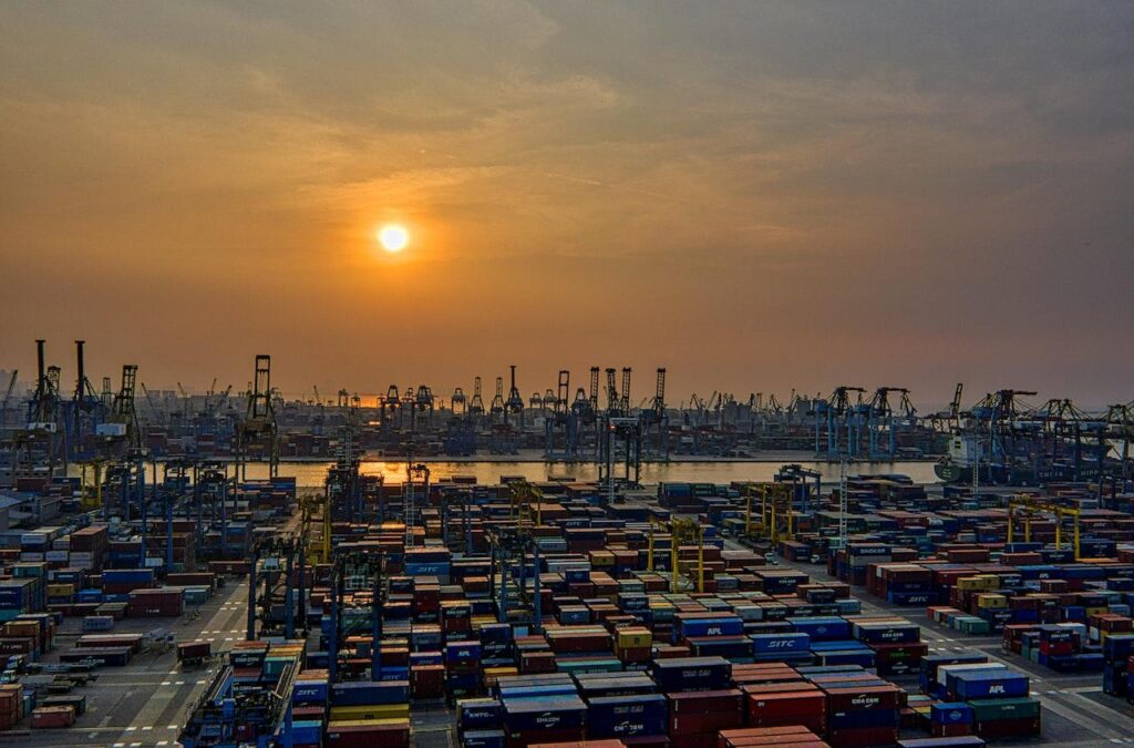 Luftbild eines riesigen Hafens mit unzähligen Containern und Kränen.