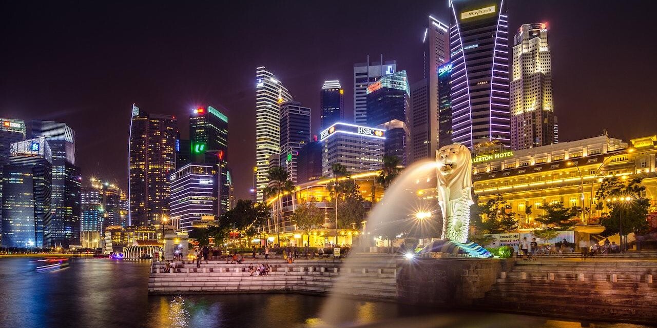 Die Skyline von Singapur bei Nacht.