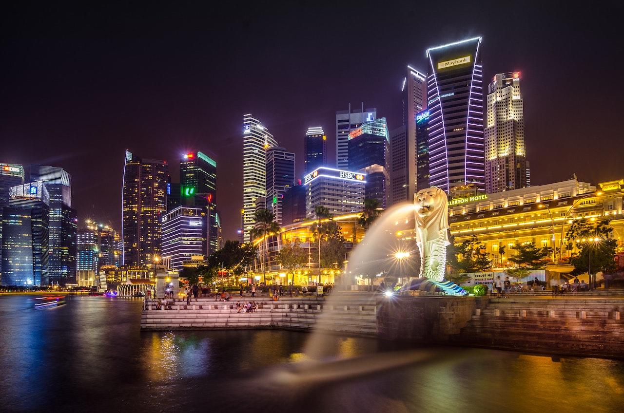 Die Skyline von Singapur bei Nacht.