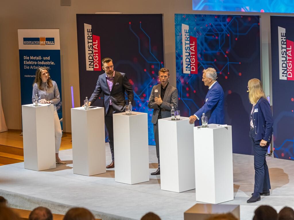 Fünf Personen auf der Bühne beim Kongress Industrie Digital 2022.